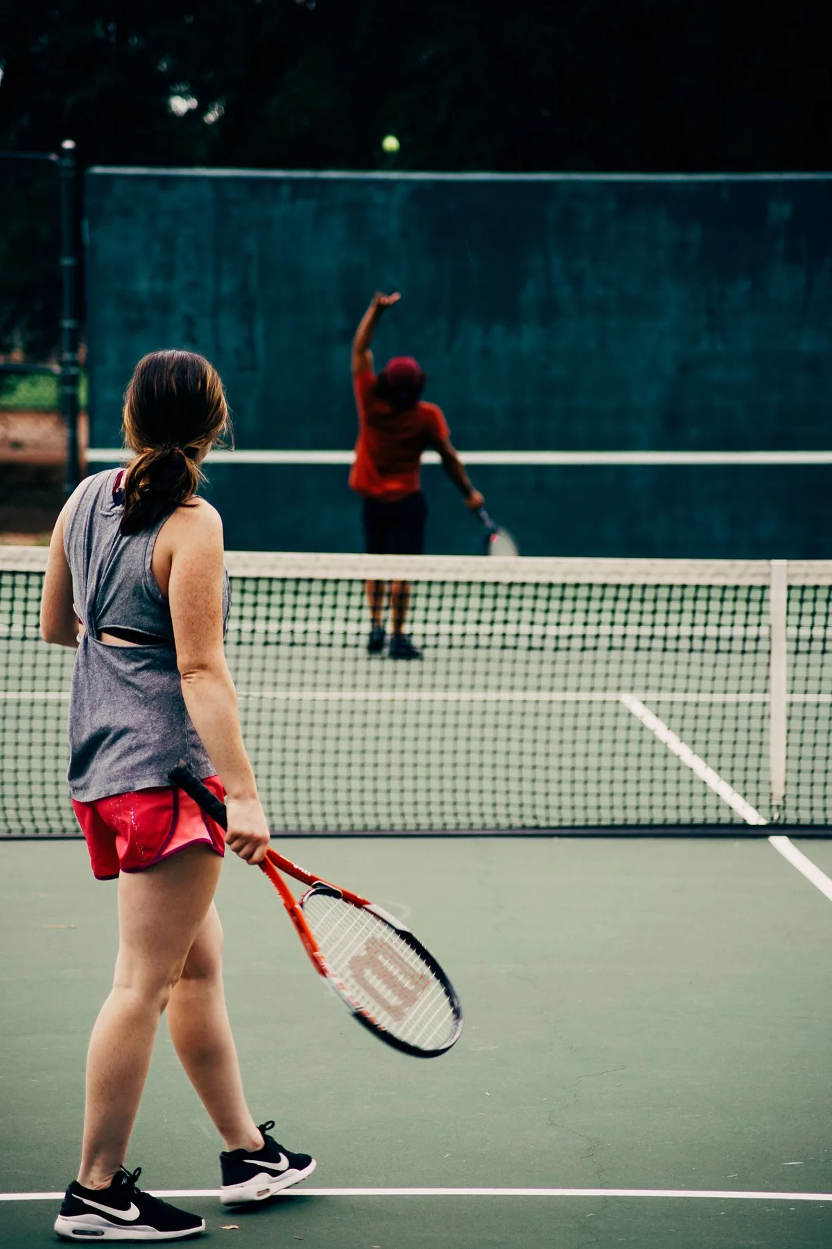 Personas compartiendo un encuentro deportivo en una cancha de tenis